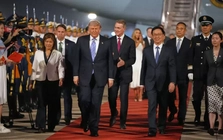 Trung Quốc trải thảm đỏ đón Tổng thống Trump ở sân bay Bắc Kinh