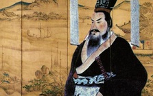 Hoàng đế Trung Quốc thường mặc áo vàng, sao Tần Thủy Hoàng chọn màu đen?
