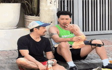 Cảnh con trai tỷ phú Johnathan Hạnh Nguyễn ngồi bệt trên vỉa hè ăn bánh mì