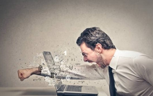 Hiệu ứng tâm lý Technostress: AI học việc trong 15 phút, nhân sự sợ bị bỏ rơi, phải liên tục chứng minh bản thân hữu ích, mệt mỏi hơn cả chạy deadline