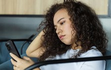 "Chồng tôi bị AI bỏ bùa": Lời tự sự cay đắng của những người phụ nữ bị bỏ lại phía sau cuộc đua công nghệ