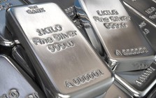 Quỹ khổng lồ tung tiền "gom" gần 200 tấn bạc chỉ trong 4 ngày