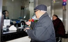 Cụ ông 82 tuổi ôm gần 6 tỷ đồng đi gửi ngân hàng, tá hỏa phát hiện toàn giấy lộn không giá trị, cảnh sát phá án sau 5 tiếng