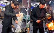 Bán cơm rang ở chợ kiếm 200 triệu mỗi tháng nhờ đẹp trai