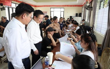 Hàng trăm hộ dân ở một xã Hà Nội ngồi chật kín nhà văn hóa nhận tiền đền bù đất tại siêu dự án 925.000 tỷ đồng có quy mô lớn nhất lịch sử Vingroup