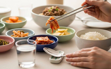 Vì sao người Hàn Quốc không bưng bát lên khi ăn cơm?