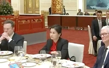 Chuyện về nữ tỉ phú Trung Quốc ngồi giữa Tim Cook và Elon Musk trong quốc yến