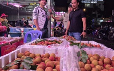 Cận cảnh chợ đầu mối Thủ Đức vào mùa trái cây, ngập sầu riêng, vải, mận