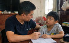Khi con hỏi, "Mẹ/Bố sẽ thưởng gì nếu con làm bài kiểm tra tốt?", câu trả lời quyết định con có thể tiến xa đến đâu