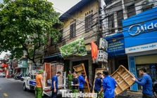 Di dời người dân khỏi chung cư 'chờ sập' ở Ninh Bình