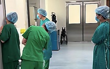 Thấy bác sĩ nép sau cánh cửa phòng mổ, nhiều người tưởng 'trốn việc' và sự thật phía sau