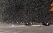 VIDEO: Đi xe máy trên quốc lộ, bất ngờ bị đá từ trên núi rơi trúng người