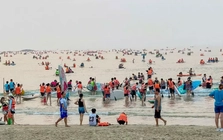 Chen chúc chèo SUP trên biển Đà Nẵng