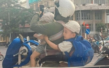 Bức ảnh "mẹ cân tất" đang viral: Chúng ta từ những cô gái trói gà không chặt, sau 9 tháng 10 ngày đều trở thành siêu nhân hết!