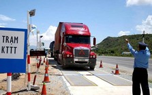 Phát hiện xe tải màu đỏ lạ, công an Việt Nam lập tức theo dõi giám sát