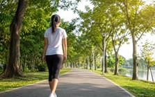 Đi bộ một lần nữa lại được chú ý, bác sĩ phát hiện: Càng đi bộ nhiều mạch máu càng sạch hơn?