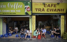 Tiểu thương phố cổ Hà Nội: "Thà trả phí để dùng vỉa hè đàng hoàng, còn hơn vừa buôn bán vừa thấp thỏm"