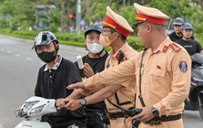 Hà Nội: Nhiều thanh niên rồ ga, quay xe chạy khi thấy CSGT nhưng không thoát