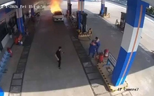 Vụ cháy ô tô ở cây xăng khiến 2 thiếu niên tử vong: Công an phát hiện trên xe chở gì?