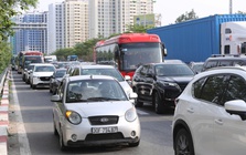 Người dân dồn về cửa ngõ Hà Nội sớm sau kỳ nghỉ, CSGT tạm đóng đường phân luồng