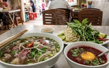 Bát nước đỏ au cạnh tô phở miền Nam khiến khách phương xa rén ngang, khách quen lại thòm thèm săn lùng
