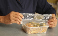 Thường xuyên đựng đồ ăn nóng trong túi nhựa, người đàn ông sốc nặng khi nhận được chẩn đoán loại ung thư này từ bác sĩ