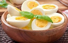 Ăn trứng hàng ngày suốt 1 năm, người phụ nữ 63 tuổi nhận tin vui