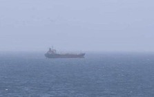 Mỹ lên tàu dầu Iran kiểm tra, eo biển Hormuz nóng rực