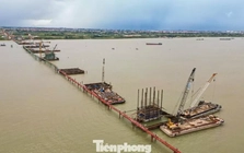 Trụ chính cầu Hồng Hà dần lộ diện giữa sông Hồng
