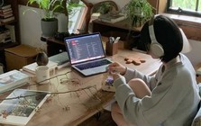Tại sao khi ngồi học không nên quay lưng ra cửa phòng?