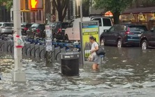 New York ngập như sông: Vừa xuống xe buýt, người phụ nữ bị cuốn trôi