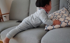 Bé 6 tháng tuổi ngã từ sofa, xuất huyết não nhưng sai lầm này của gia đình khiến bé rơi vào tình trạng nguy kịch