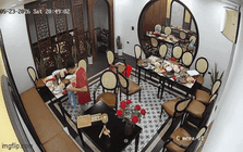 Nam nhân viên đang dọn bàn hốt hoảng bỏ chạy vì thứ dưới sàn, quản lý lập tức gọi ngay cho nhóm khách quay lại