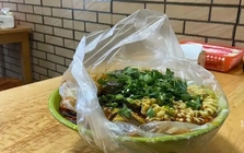 Người đàn ông mắc ung thư hạch vì 1 kiểu đựng đồ ăn quen thuộc, gia đình bất lực: Khuyên nhiều năm không được