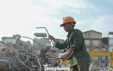 Mặt đường gần 50 độ C, lao động tự do kiệt sức giữa đợt nắng đỉnh điểm ở Hà Nội
