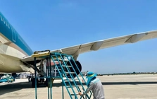 Nhân viên sân bay quay quắt giữa 'chảo lửa' gần 80 độ C