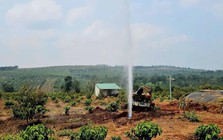 Đào đất, người dân Việt Nam phát hiện cột khí kèm nước phun cao 15m, chuyên gia lập tức vào cuộc