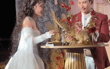 Cô dâu, chú rể thay nghi thức cắt bánh kem bằng ăn cơm tấm sườn nướng ngay trên sân khấu cưới: Bất ngờ danh tính 2 nhân vật chính