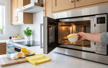 3 cách làm sạch lò vi sóng không cần cọ rửa mạnh