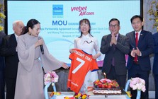 Tiến sĩ Nguyễn Thị Phương Thảo bắt tay Madam Pang