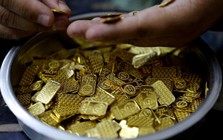 Giá vàng chạm đáy 2 tháng, lạc quan về kim loại quý dần tan biến khi dự đoán khả năng Fed tăng lãi suất tăng dần