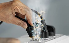 Khi trời sấm sét đùng đùng, nên dừng ngay 4 việc này khi bạn đang ở trong nhà