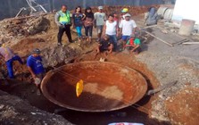 Đào móng xây nhà, người dân phát hiện vật nặng 1 tấn màu vàng lạ, chuyên gia xác nhận báu vật hiếm có, công nghệ cao vào cuộc