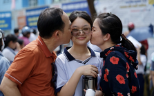 3 thứ phụ huynh EQ cao mang theo khi đưa con đi thi lớp 10