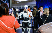 Hãng xe xây nhà máy tại Việt Nam lần đầu cho ra mắt hàng loạt robot thông minh