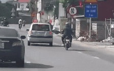 Ô tô chèn ngã người đi xe máy trên quốc lộ, tài xế nói do cãi nhau với mẹ