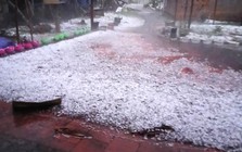 Mưa đá trắng xóa, dông lốc 'xé toạc' nhà xưởng ở Thái Nguyên