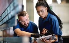 Cơn sốt việc làm 2026: Top những nghề nghiệp "hái ra tiền" mà AI không bao giờ thay thế được