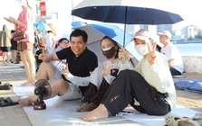 Trải chiếu, căng bạt, mang cơm đi 'xí chỗ' xem pháo hoa Đà Nẵng