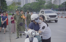 Đến trường thi mới biết tấm lòng mẹ cha: Trống đã điểm nhưng về sao được, lòng dạ đặt hết ở đây rồi!